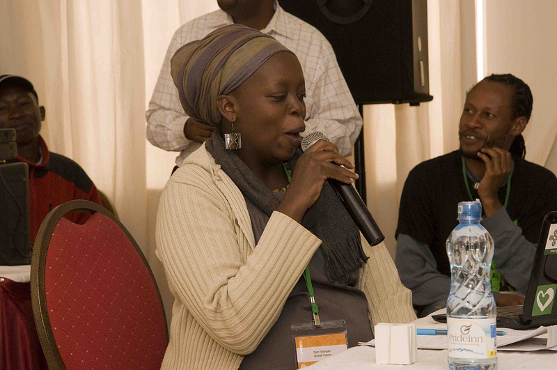 Блогърката KenyanPoet и Ндесанджо (в дясно) ни дават кратък урок по суахили. Asante sana (благодаря)! Серия GV2012 във Flickr (@LauraSchne, CC-by-NC-SA 2.0)